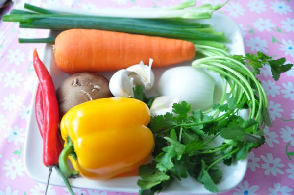 備料:彩椒、洋蔥、鮮香菇、大紅辣椒、蔥段、紅蘿蔔、香菜、蒜頭等