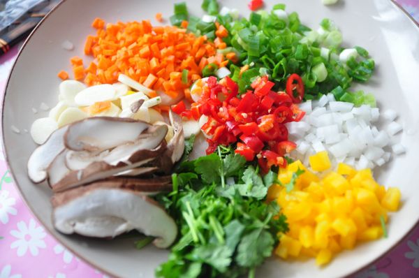 再將鮮蔬食材切細丁或片狀