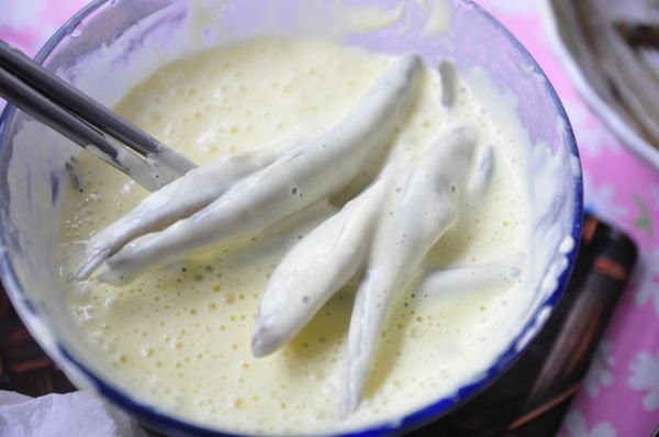 準備調勻粉餬，將鱈香魚均勻沾裹粉餬