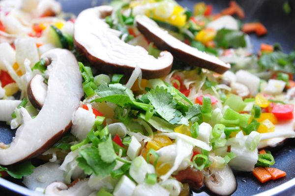 再放入蔥花及香菜段一起拌炒