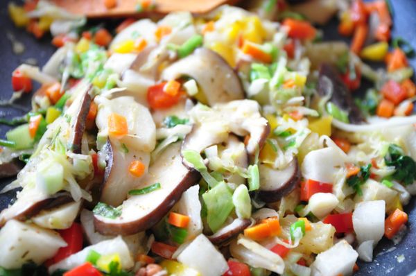 炒熟起鍋前，放入鹽巴及風味鹽調味