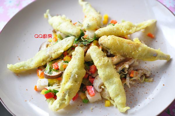 將時蔬擺入盤中，再把香酥鱈香魚放在最上層，最後再灑些風味鹽即可!