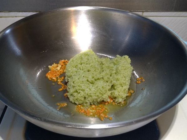 起油鍋爆香蒜末 炒軟紅蘿蔔熄火，拌入煮熟綠藻米飯 白胡椒粉需拌勻後放涼