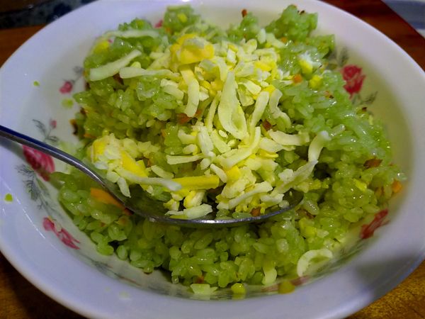 將米飯拌上乳酪絲 填裝入透抽裡，要注意尾巴也需填裝到