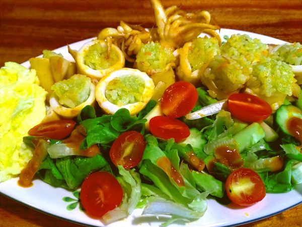 起鍋前灑上白芝麻，透抽切開裝盤