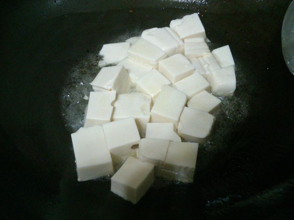 豆腐切塊~~先煎豆腐~煎至表面變色起鍋待下步驟
((油要熱一點豆腐下去不要急著動~看豆腐邊邊有變色再慢慢翻面))