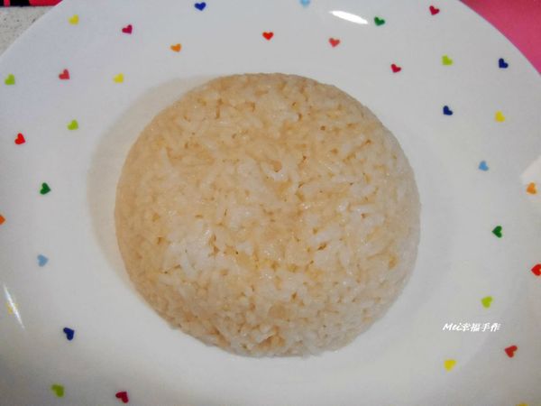 步驟1將白飯加入少許蕃茄醬攪拌均勻，然後放入小碗裡面壓緊之後再倒扣在盤子上