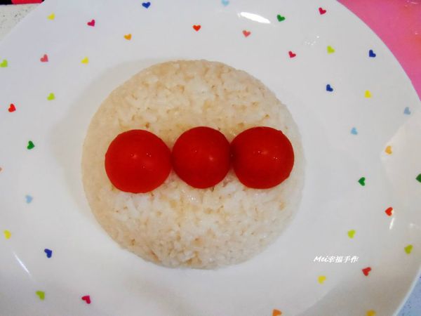 步驟2將三顆小蕃茄對切，取底部三個半圓當成鼻子和臉頰