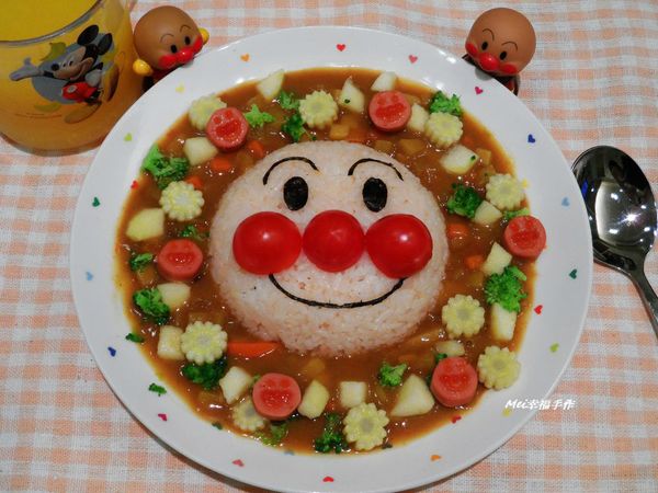 步驟4最後用海苔剪出眉毛，眼睛和嘴巴就完成囉!