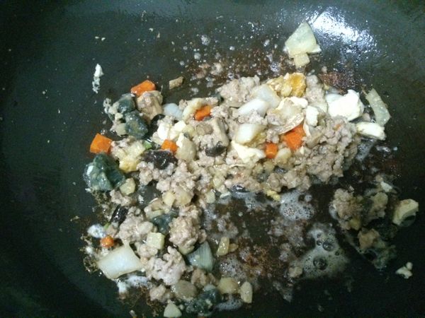 麻油或沙拉油~爆香蒜末薑末~
接著肉燥下去炒香~~
皮蛋也一起下去炒((喜歡皮蛋可以兩顆下去炒))