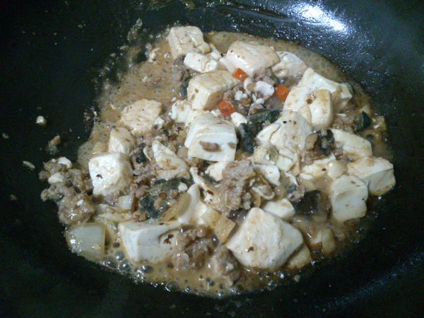 豆腐接著下鍋
醬汁馬上也下鍋中小火翻悶一下~
想要更濃稠的口感可以用~~太白粉加水~~慢慢調濃