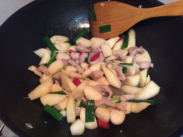 開蓋加入蔥段與辣椒拌炒1分鐘，即可起鍋。