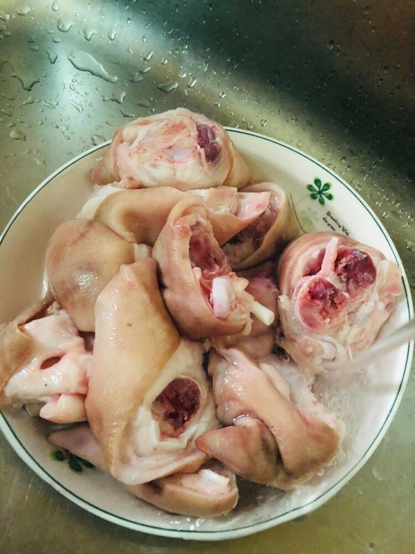 先將豬腳清洗乾淨