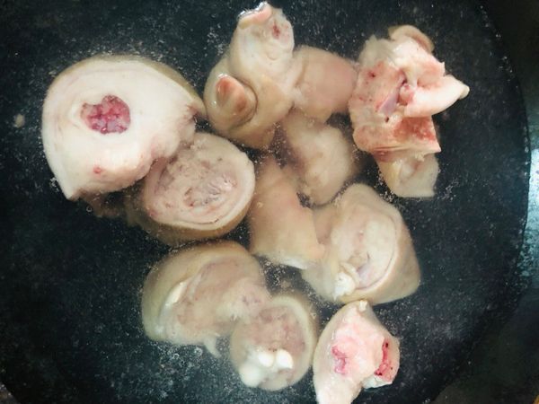 豬腳過水