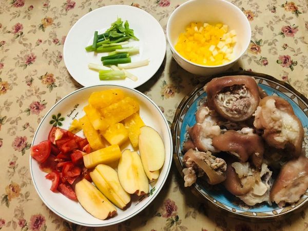 豬腳去雜質後,鳳梨蘋果切片,牛番茄切大丁,蔥切段
醬汁:檸檬汁+柳丁汁+鳳梨丁+蘋果丁