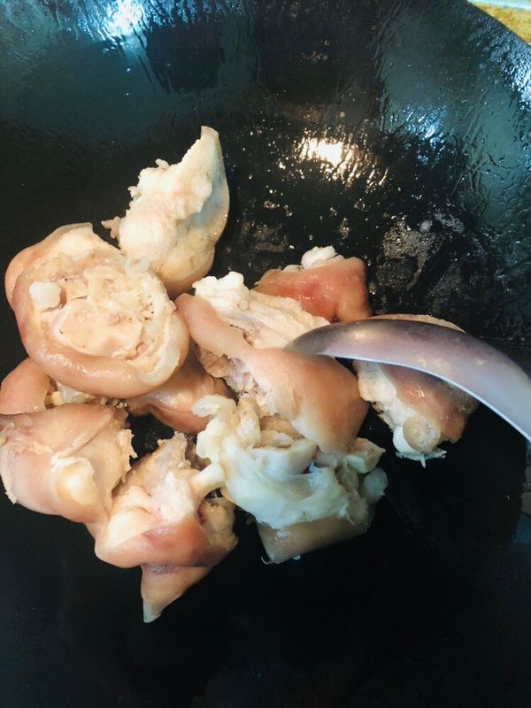 把豬腳煎至金黃