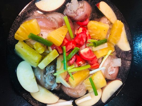 加水,下水果,蔥段,醬油適量,悶煮1小時,加冰糖,鹽巴,大火煮滾即可,起鍋前淋少許香油即可