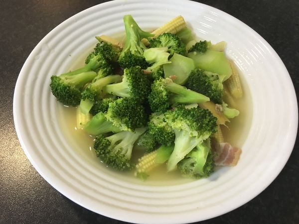 起鍋前調味,加入適量鹽及雞粉.盛盤,完成.