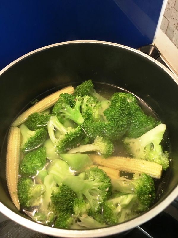 將花椰菜梗上的表皮去掉
煮一鍋水,水滾時加青花椰菜和玉米筍煮約2-3分鐘,微微軟化即可. (注意:不要煮太久,煮太久青花椰菜的鮮綠會煮成偏黃的綠色)