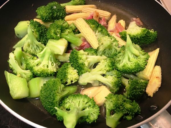 再加入川燙好的花椰菜和玉米筍一起拌炒,加水滾幾分鐘