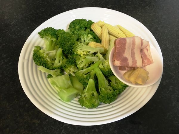 撈出煮好的青花椰菜和玉米筍,沖冷水降溫.
另外準備培根片一片及薑少許.
