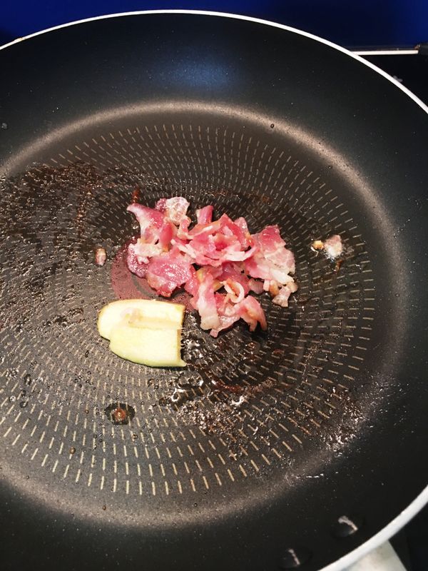 培根表面微焦即可,將培根取出,切成小塊,再放回平底鍋和薑片一起拌炒.(培根會出油,我通常都不再加沙拉油了)