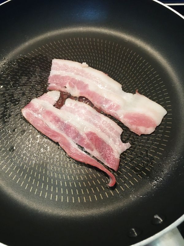 不沾鍋平底鍋不用加油,中小火乾煎培根.