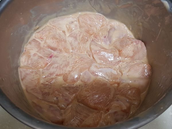一副雞胸肉切丁，建議不要切太小塊，避免沒醃漬的雞胸肉氣炸後太乾柴。
日清炸粉半包+50cc水，放入雞胸肉丁，攪拌均勻放置冰箱30分鐘醃漬。