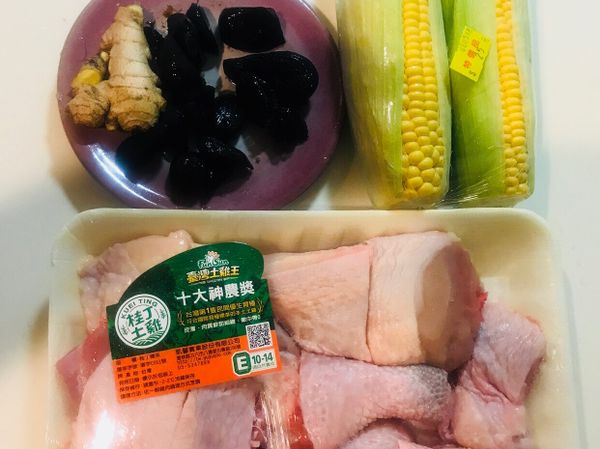 準備一鍋熱水川燙雞肉
玉米去皮洗淨
薑拍扁切片
黑蒜頭剝皮備用
