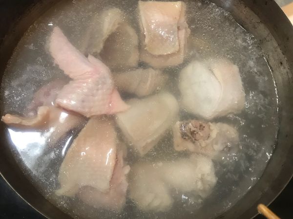 川燙雞肉
滾水撈起
沖掉浮渣