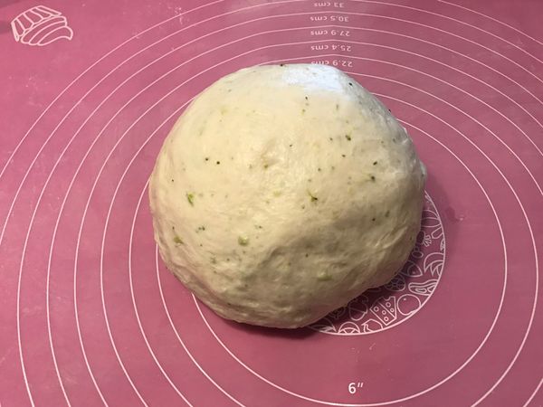 先將所有材料揉成一團，水分要慢慢添加，因為花椰菜有一點點水
（花椰菜要先燙熟絞碎）
麵團先蓋上濕布，靜置15分鐘左右