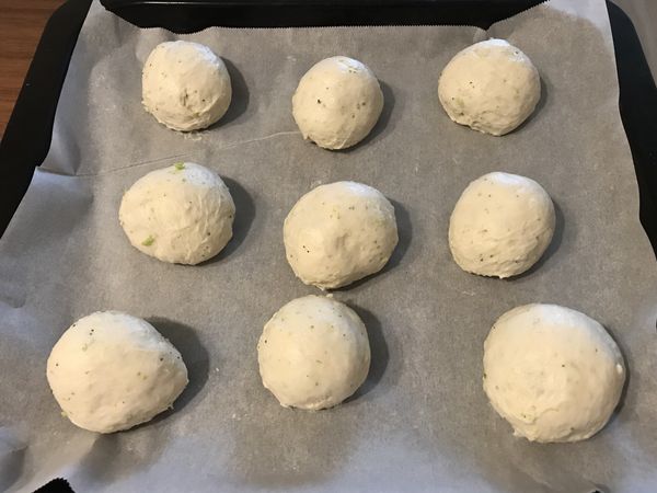 把麵團分成九小份，因為寶寶一次吃的不多，每一個麵包做小小的就可以， 40度發酵大約一個小時