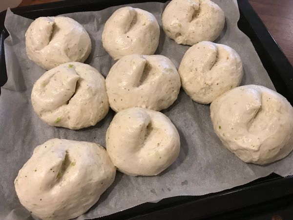 麵包發成兩倍大之後，可以剪一下做一點造型