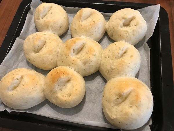 180度預熱， 180度烤12分鐘之後，蓋上錫箔紙在烤8分鐘左右，麵包吃起來就會外脆內軟