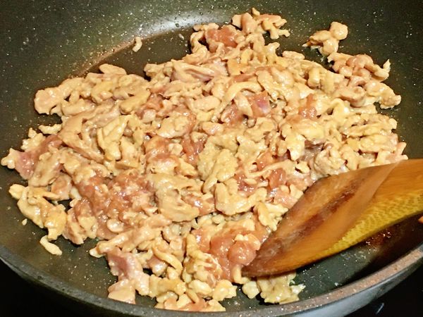 原鍋倒入1大匙的油，將肉絲炒至6分熟。