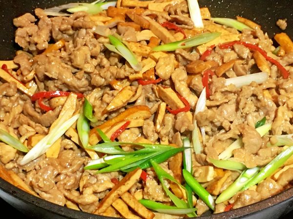 起鍋前撒入白胡椒粉及蔥綠段略拌炒即可起鍋。