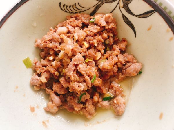 備料：
炒肉末
絞肉薄抓ㄧ點太白粉後，加ㄧ點細紅糖，蒜末、蔥末，炒ㄧ下，備用