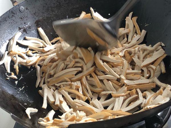 熱鍋加油後，倒入豆干絲
不斷翻炒，至豆干煸微金黃
水份已出（鏟子炒的過程覺得豆干會變輕，就是好了）