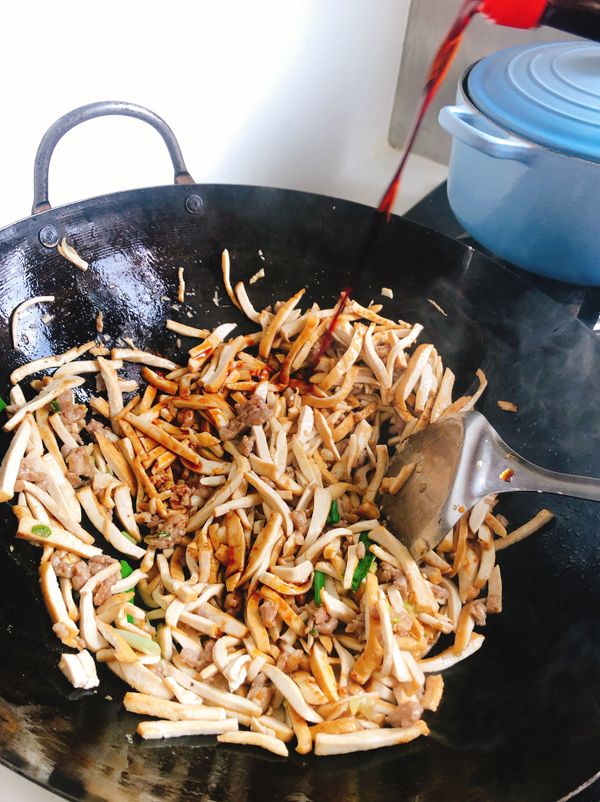 1️⃣加適量蔥段➕微炒過肉末備料，拌炒
2️⃣拌勻後，➕甘醇醬油（較不鹹的醬油，拌炒至均勻上色