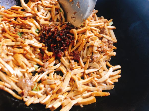 ➕加入適量XO干貝醬➕細紅砂糖