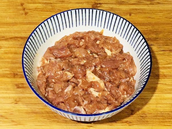 肉絲與醬油、米酒、香油依序抓勻使其吸收，醃15分鐘後再加太白粉抓勻。