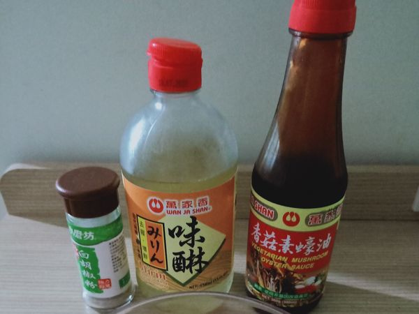 用醃料抓醃牛肉，放置10-15分鐘