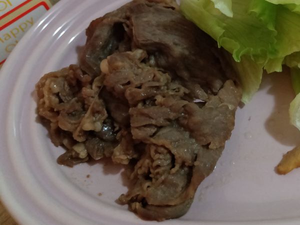 起油鍋，放薑片、蒜頭，
直到薑片旁冒泡泡代表熱度夠，
放肉片翻炒至熟，約五分鐘，
最後一分鐘關火蓋蓋子悶一下，完成。