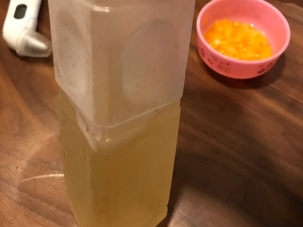 柴魚高湯：30克柴魚片搭配800cc水，大火滾之後轉小火熬大約15分鐘，關火燜1小時。放涼冰冰箱可以放一禮拜