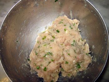 將[麥克雞塊]所有材料用手揉捏攪拌均勻. (我的羅勒長得太茂盛, 所以順便切了一點加入.)