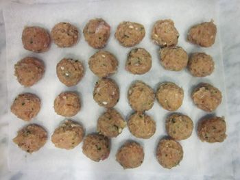 搓成直徑大約2cm的球狀, 這份材料大概可以完成27~30個.