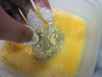 沾上麵粉 - 蛋液 - 麵粉, 重複此動作直到完成所有雞塊.