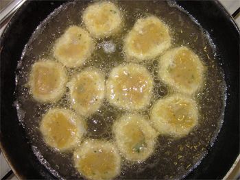 油鍋中火加熱, 放入一小塊麵粉, 要是油鍋出現大量泡沫就表示油溫足夠. 放入雞塊後, 每面炸大約3~4分鐘, 表面呈現金黃色即可!