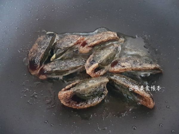 以中小火半煎炸的方式將皮蛋煎酥