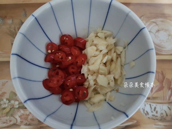 將蒜頭和辣椒切碎末